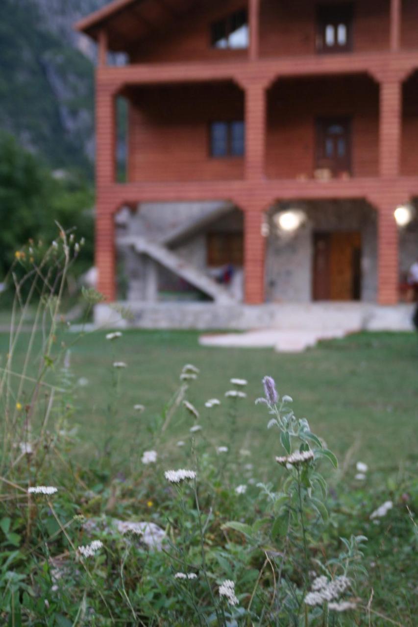 Bujtina Dreni Hotel Theth Exterior photo